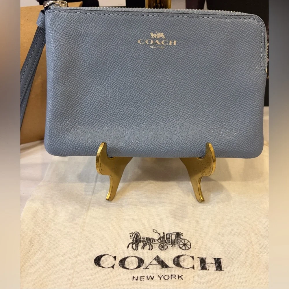 🩵NWOT COACH MEDIUM BLUE ZiIP-AROUND WRISTLET ~ COMES WITH COACH KEYCHAIN - Picture 2 of 12